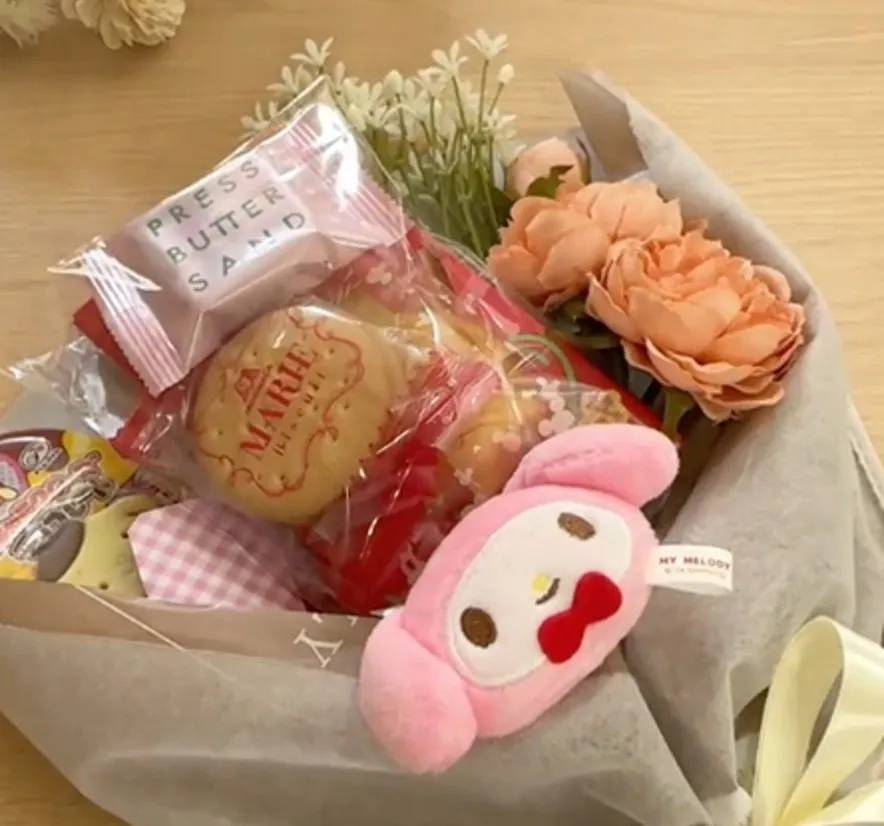 卒業シーズンにぴったり“お菓子や雑貨で華やか”「お祝いブーケ」　不器用でも超簡単に作れる方法「これなら出来そう!!」