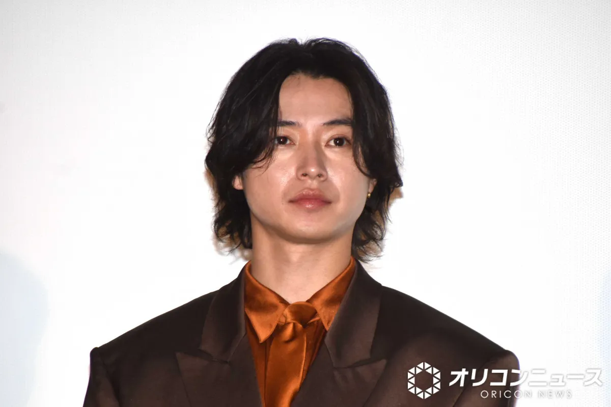 山崎賢人、『ゴールデンカムイ』舞台あいさつで“絆”　新ワードで連続ボケ