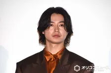 山崎賢人、『ゴールデンカムイ』舞台あいさつで“絆”　新ワードで連続ボケ