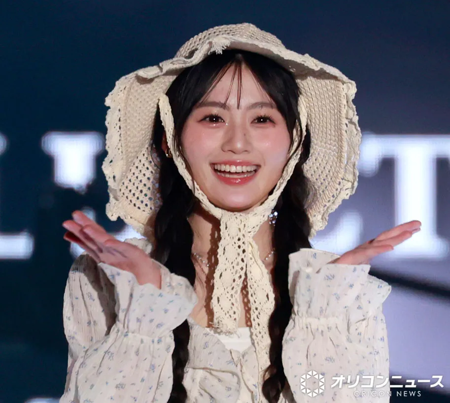 【TGC】乃木坂46・川崎桜、ドールライクな着こなしでランウェイ　両手投げキスで会場魅了