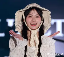 【TGC】乃木坂46・川崎桜、ドールライクな着こなしでランウェイ　両手投げキスで会場魅了