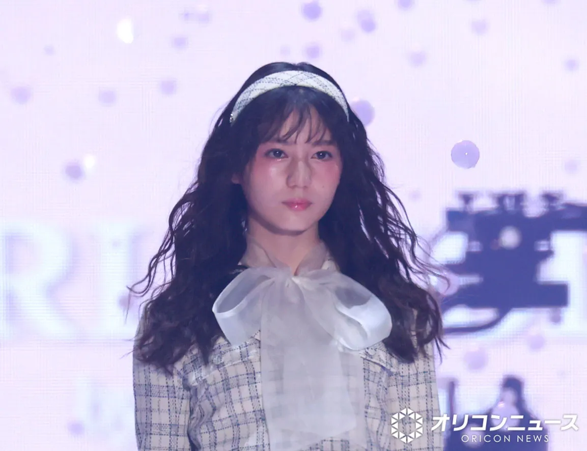 【TGC】日向坂46小坂菜緒、大人ガーリーで存在感　アンニュイな表情に観客釘付け