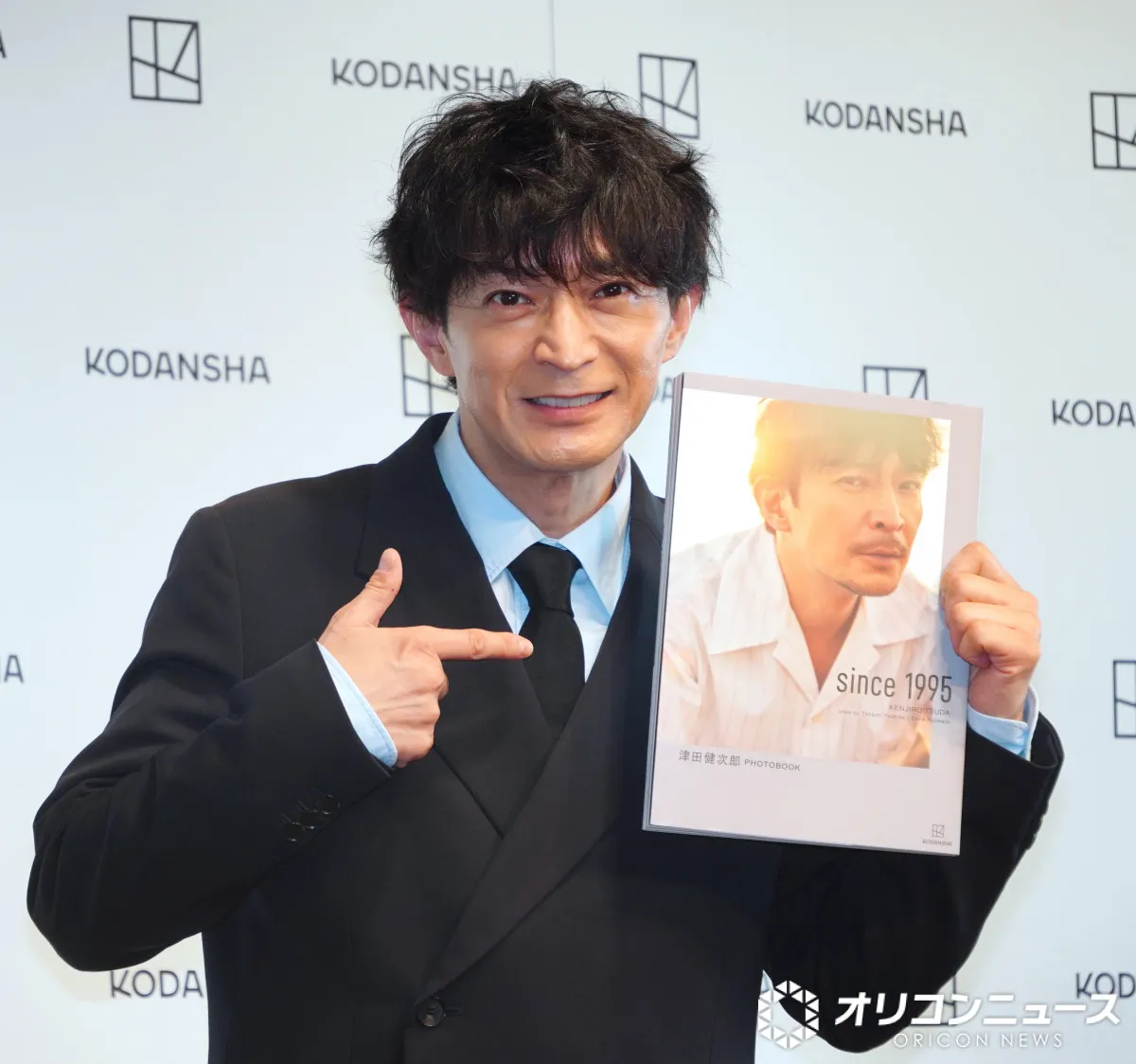 津田健次郎、新たなフォトブックに照れ笑い「恥ずかしい」　一度は辞退したと告白「50超えてるんで…」