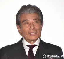 舘ひろし、デビュー50周年祝われダンディに返答　渋みがますます増す