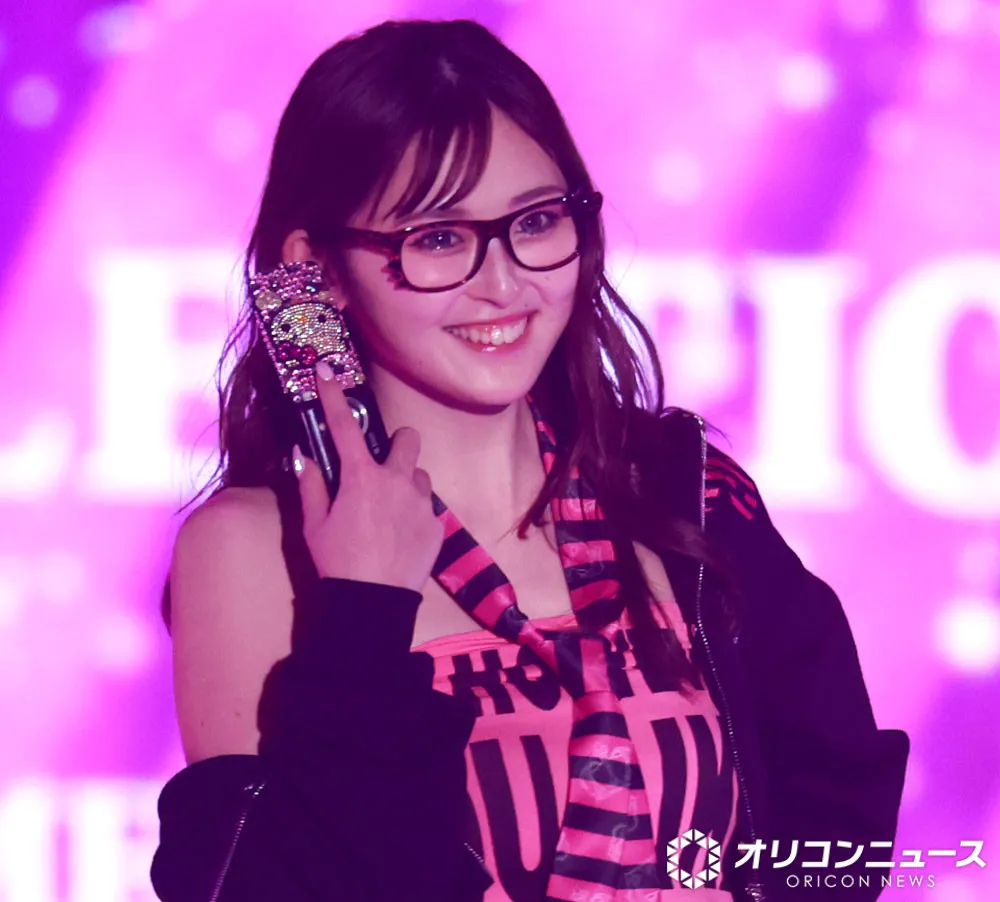 【TGC】ゆうちゃみ、平成×令和ミックスのキティちゃんコーデで会場盛り上げる