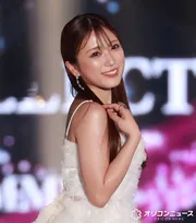 【TGC】矢吹奈子、光沢のあるスカートで洗練されたコーデ披露　輝くネックレスで存在感放つ