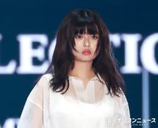 【TGC】“おひなさま”長浜広奈、ピュア封印　アンニュイな魅力放つ