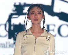 【TGC】日向坂46金村美玖、モデルの風格感じさせるランウェイ　編み込みヘアで新境地