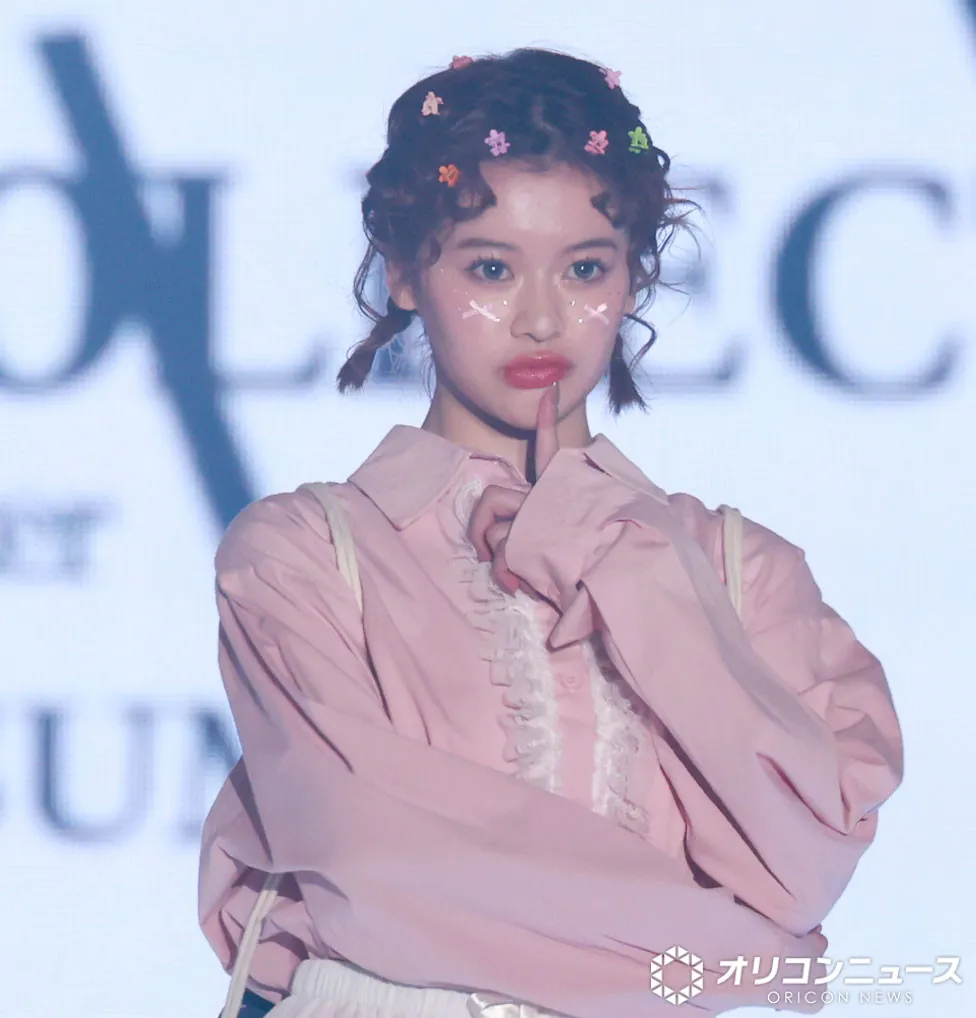 【TGC】『今日好き』米澤りあ、ピンク×白のガーリーなコーデでランウェイ彩る