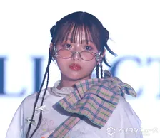【TGC】希空、シルバーフレームの眼鏡からクールな表情　個性的なカジュアルコーデも見せる