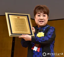 天童よしみ、スターの手形に顕彰され笑顔「緊張感は格別のもので…。みるうちに痩せていく」