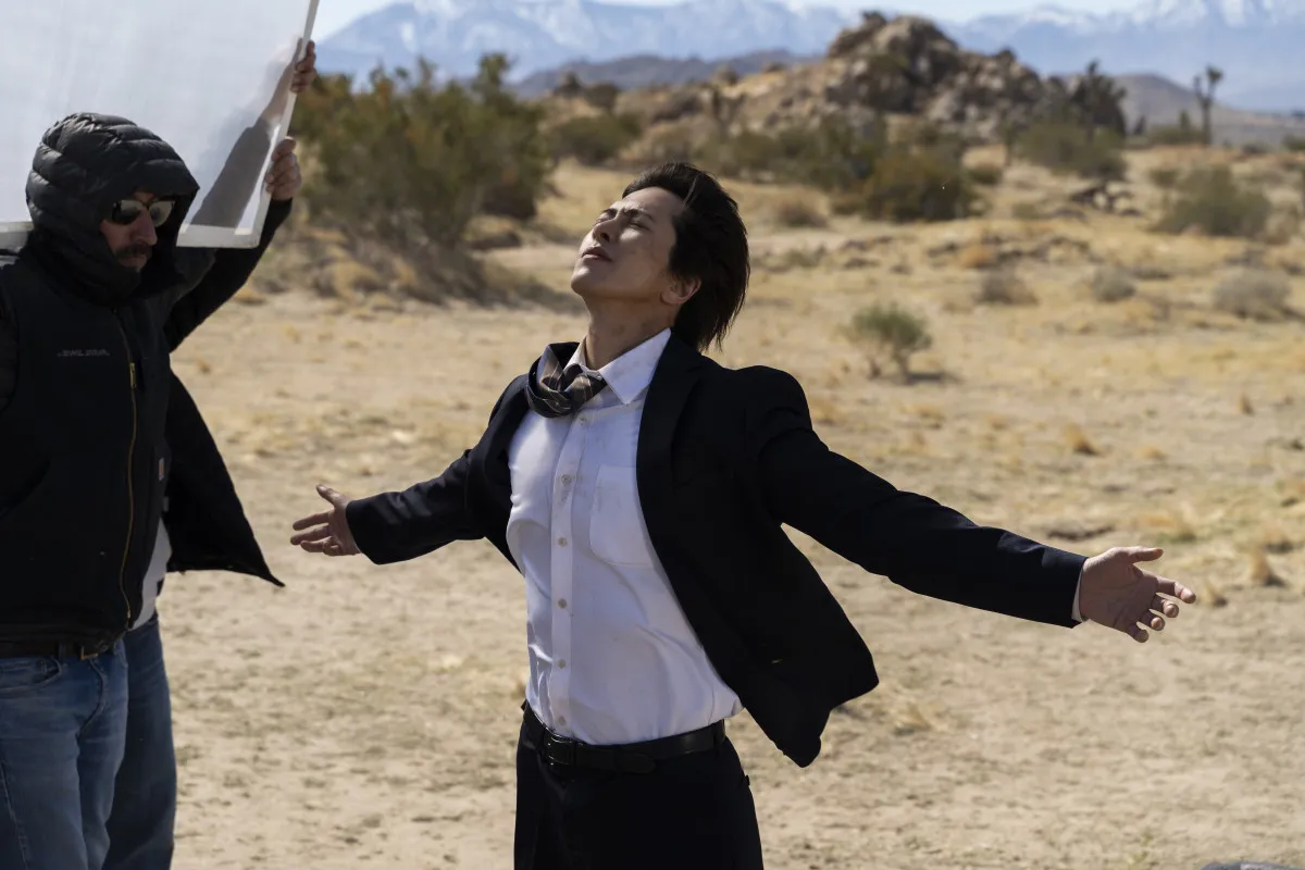 山下智久、砂漠地帯で突風を受ける　映画『正直不動産』アメリカロケ・メイキング写真公開