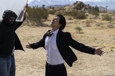 山下智久、砂漠地帯で突風を受ける　映画『正直不動産』アメリカロケ・メイキング写真公開