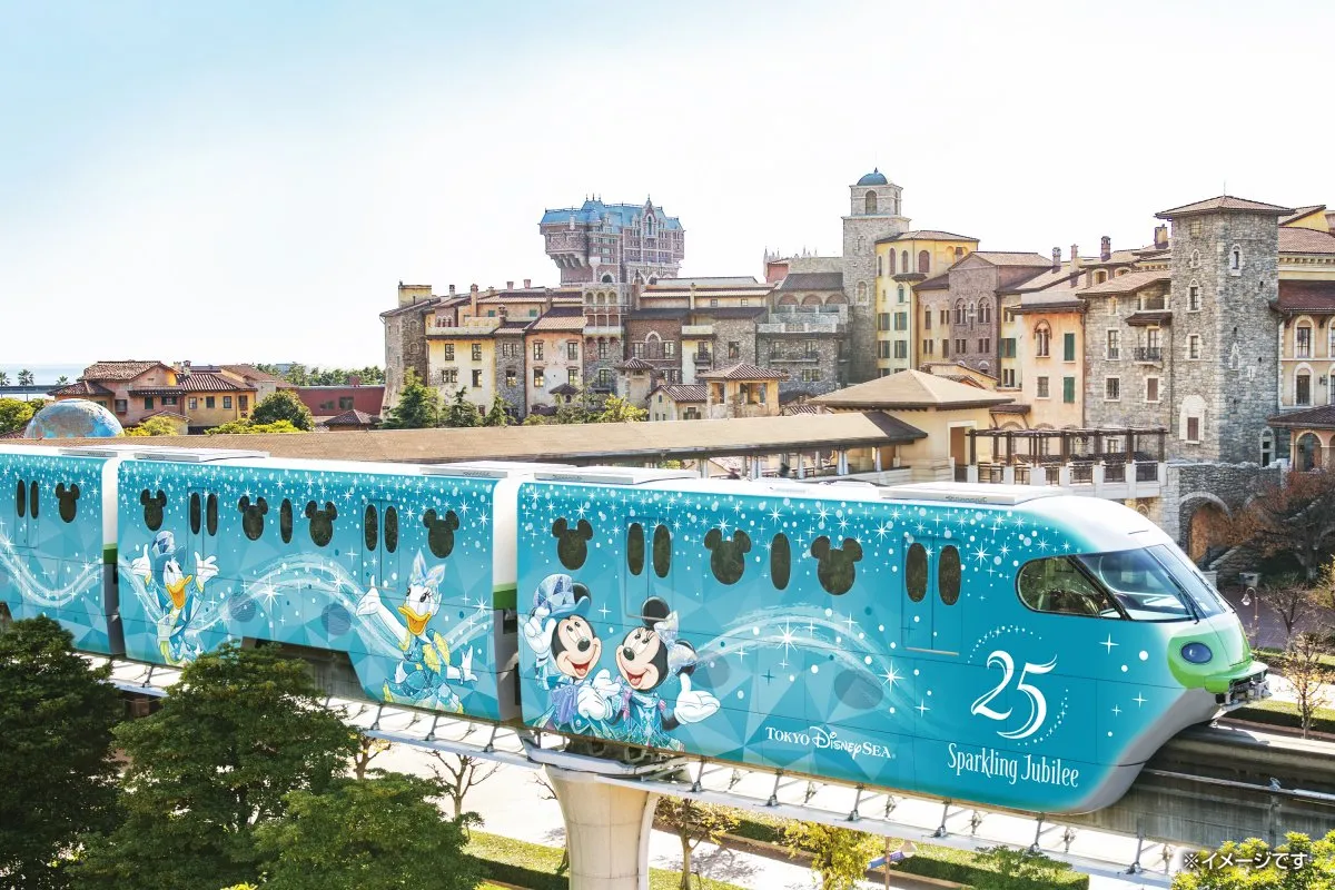 ディズニーリゾートライン、ブルーなラッピングで運行へ　車内もきらめきであふれる　東京ディズニーシーが25周年、4月15日から