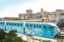 ディズニーリゾートライン、ブルーなラッピングで運行へ　車内もきらめきであふれる　東京ディズニーシーが25周年、4月15日から