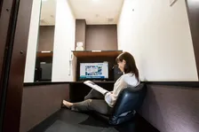 夜行バス到着後「シャワーを浴びたい」などに対応　快活CLUB×HISのコラボパック発売【概要】