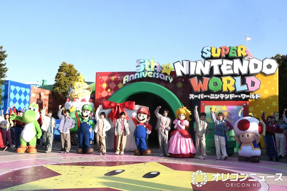 なにわ男子、USJに「土管」から登場　『スーパー・ニンテンドー・ワールド』5周年を祝福