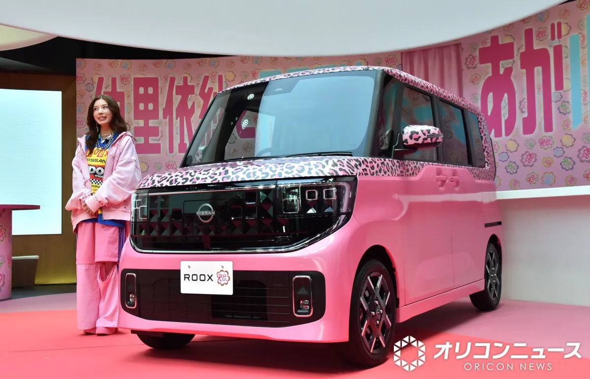 仲里依紗、ド派手カラーの“コラボカー”＆イベント会場にご満悦「私なりの配慮です」