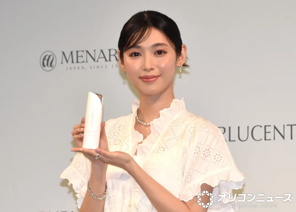 『豊臣兄弟！』で話題の白石聖、書道で“達筆”ぶり披露　感嘆の声があがる