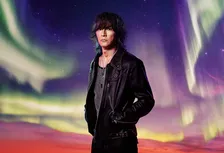 稲葉浩志、ヘルメットデザインを初監修　“Koshi Inaba×SHOEI”コラボモデル発売へ「バイクは、人生の世界を広げてくれる存在」