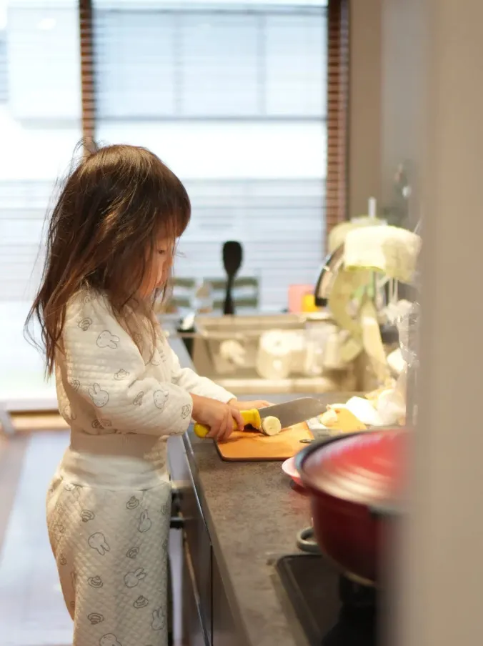 起きてすぐ自分でバナナを準備…25年前の包丁を受け継いだ3歳児の姿に「おりこうさん」「なんて頼もしい」