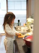 起きてすぐ自分でバナナを準備…25年前の包丁を受け継いだ3歳児の姿に「おりこうさん」「なんて頼もしい」