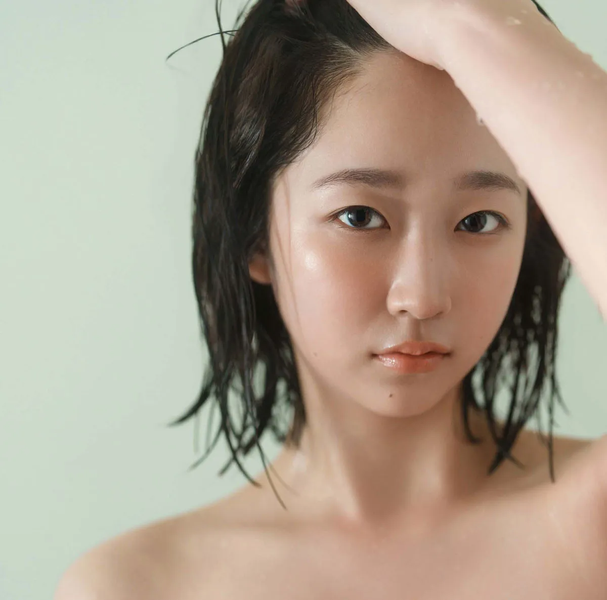 俳優・ちばひなの、ロングヘアをバッサリ切り大胆なイメチェンで「無防備な」写真集