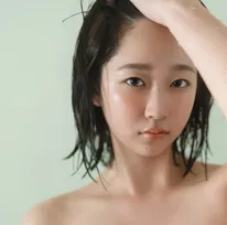 俳優・ちばひなの、ロングヘアをバッサリ切り大胆なイメチェンで「無防備な」写真集