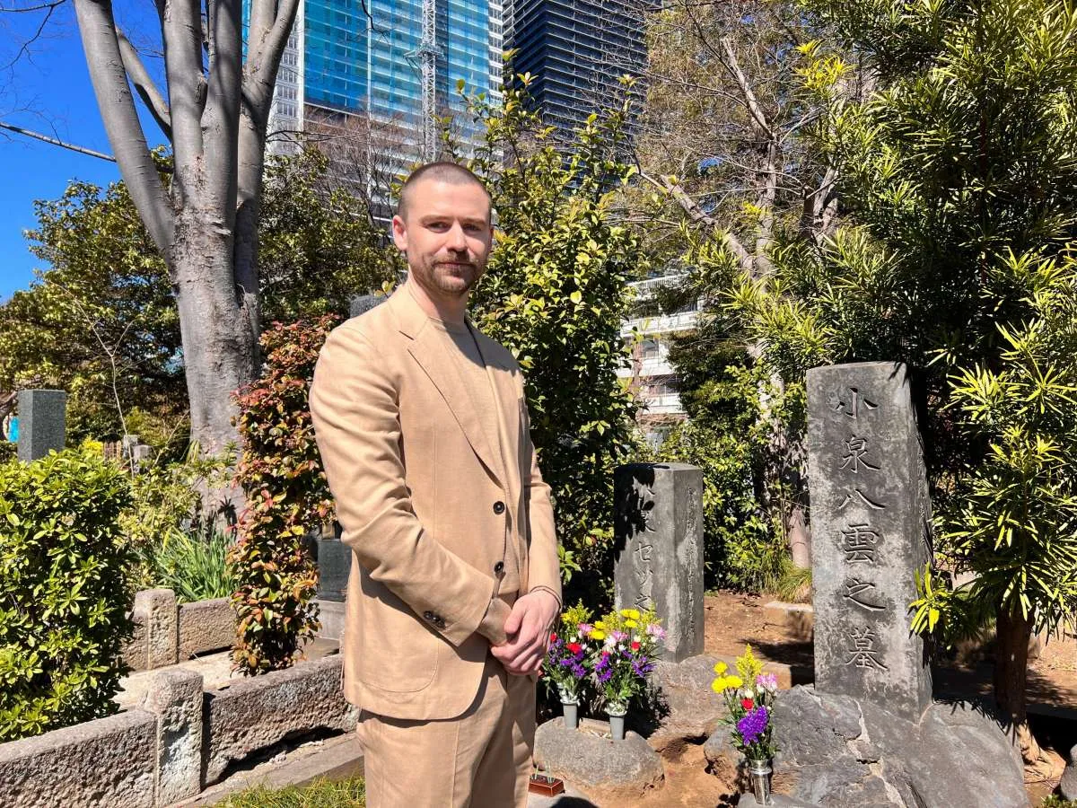 『ばけばけ』“ヘブン先生”トミー・バストウ、小泉八雲のお墓参り「“時を超える力”を実感」【コメントあり】