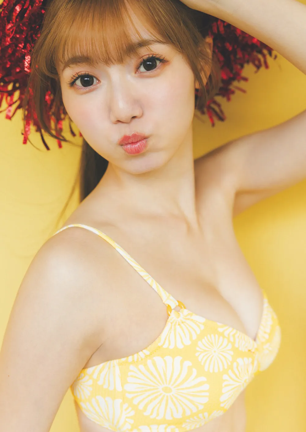 “菊池桃子”『週プレ』グラビアに登場　プール＆ビキニ姿で抜群のスタイル披露