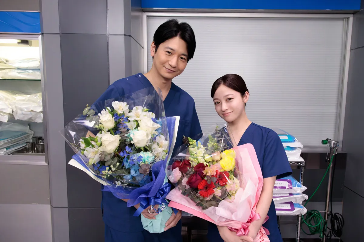 『ヤンドク！』橋本環奈、向井理の“師弟コンビ”が撮了「現場でマツケンサンバを踊ったのは…」「何よりも座長の力」【コメントあり】