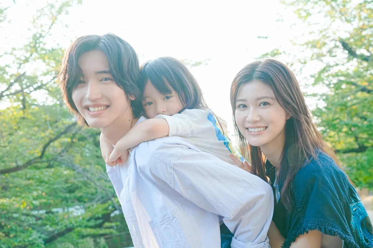 道枝駿佑＆生見愛瑠が父親と母親役に挑戦　『君が最後に遺した歌』幸せな家族写真が公開