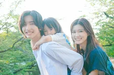 道枝駿佑＆生見愛瑠が父親と母親役に挑戦　『君が最後に遺した歌』幸せな家族写真が公開