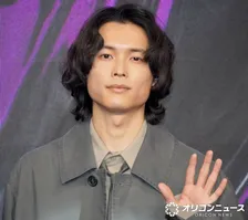 松村北斗、起床時は“めざまし時計”派「壊れては買い直して」　ムロツヨシも共感