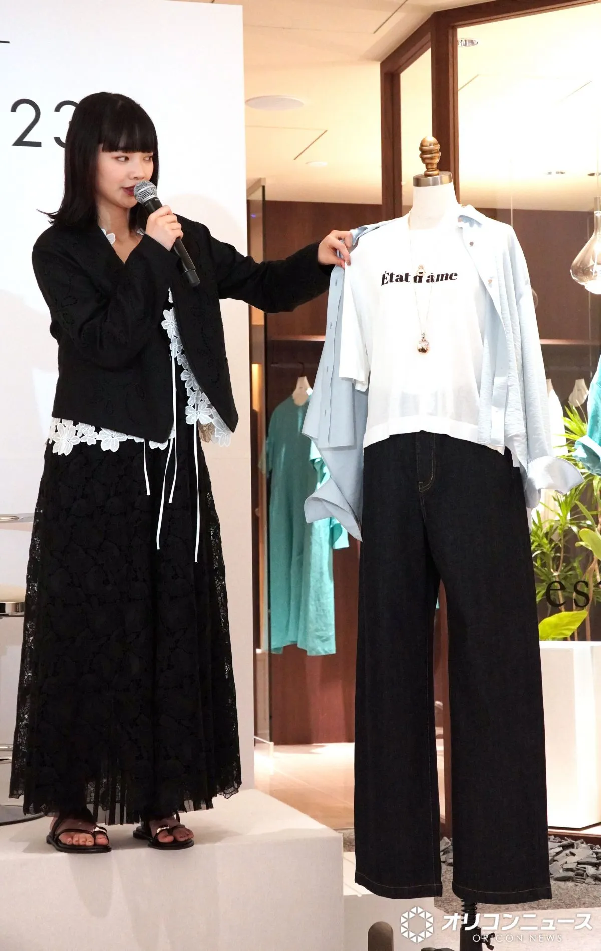 見上愛、トレンドのレースコーデ披露　お花見スタイルの提案も