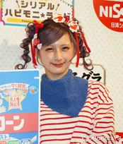 しなこ、印象ガラリ「普段は着ない系統」　“シスコーン”イメージのファッションで登壇