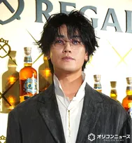 赤西仁、ゴールドアクセにリムレスめがねで大人の色気　フォトコールで苦笑い「言っちゃいけないこと言ってないですよね？」