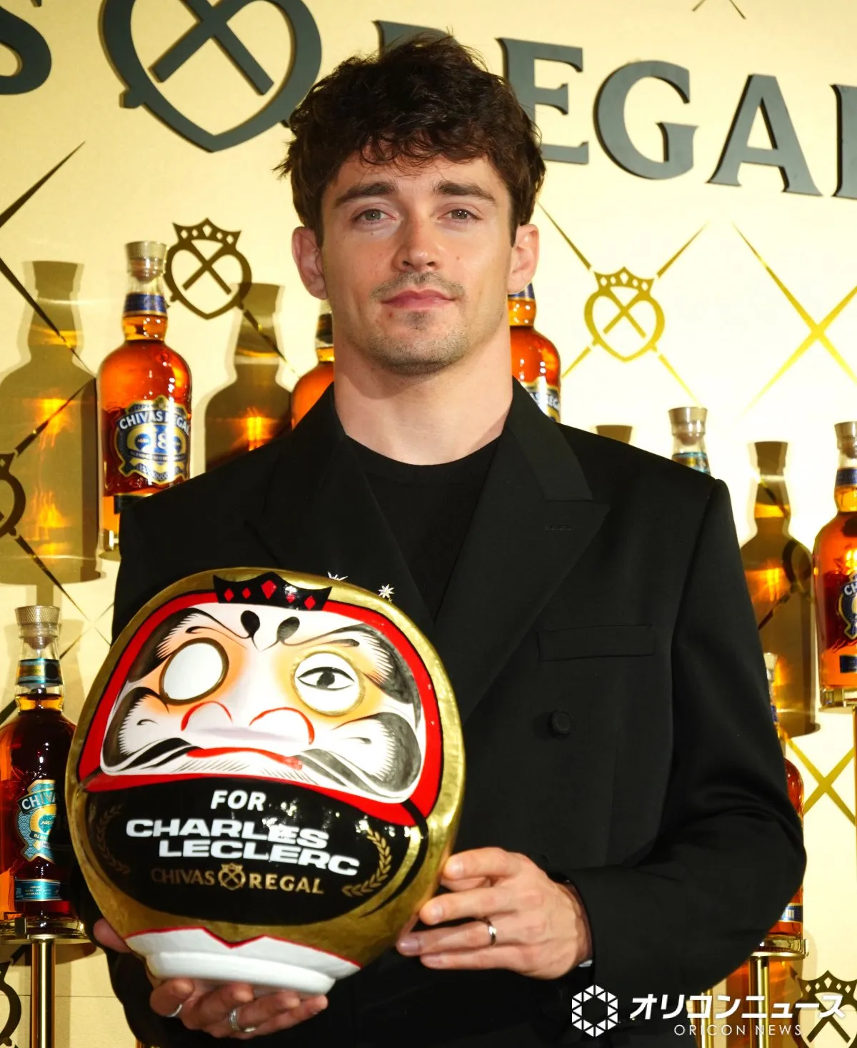 “トップF1ドライバー”シャルル・ルクレール、金のだるま抱えにっこり　日本のファンにメッセージ「いつもありがとうございます」