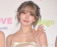 LE SSERAFIM・宮脇咲良、“超ミニ”オフショルのへそ出しルックを披露「最近は、ずっとこれ」