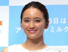 第1子出産の岡田結実、我が子との2ショットを初公開「本当にお母さんだ」「ママの顔になってるね」「もう縦抱きできるの？」