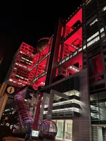 フジテレビ、お台場の社屋を“F1”カラーに特別ライトアップ＆巨大階段装飾　近鉄電車まるごとジャックも