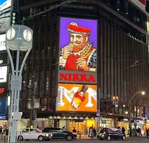 “すすきのの顔”ニッカウヰスキー“ヒゲのおじさん”の顔看板、お色直し中をお知らせ「来たる4月7日には新しい顔を見せられるぞい！」