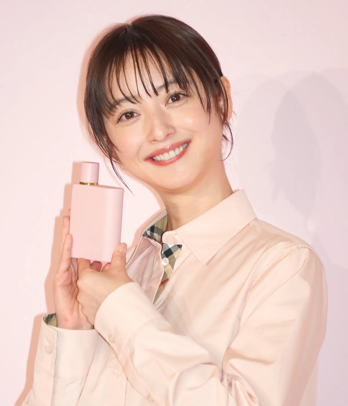 佐々木希、美膝のぞく春のチェックコーデ　新生活で大変だったことは「言葉が通じなかった」