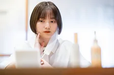 「花粉による肌トラブル」って？ 化粧水や洗顔、日焼け止めはどうする？ プロに聞く対処法