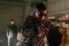 窪塚洋介＆亀梨和也W主演『外道の歌 SEASON2』　ガスバーナーを顔面に押しつける“拷問”の瞬間切り取る　場面写真＆主題歌PV映像解禁