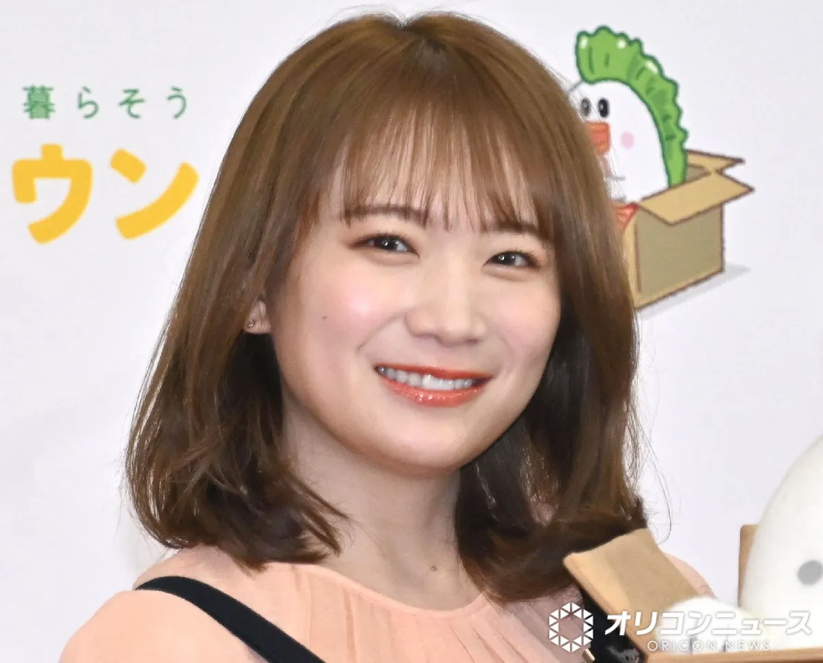 秋元真夏、水着でハワイのプールを満喫「美しすぎる」「安定に肌キレイでうらやましい」　海外ロケのオフショット公開に反響