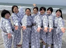 川口春奈、『イッテQ！』温泉同好会“新弟子”に「なんでもやります！」　泥だらけ＆ボクシング対決も