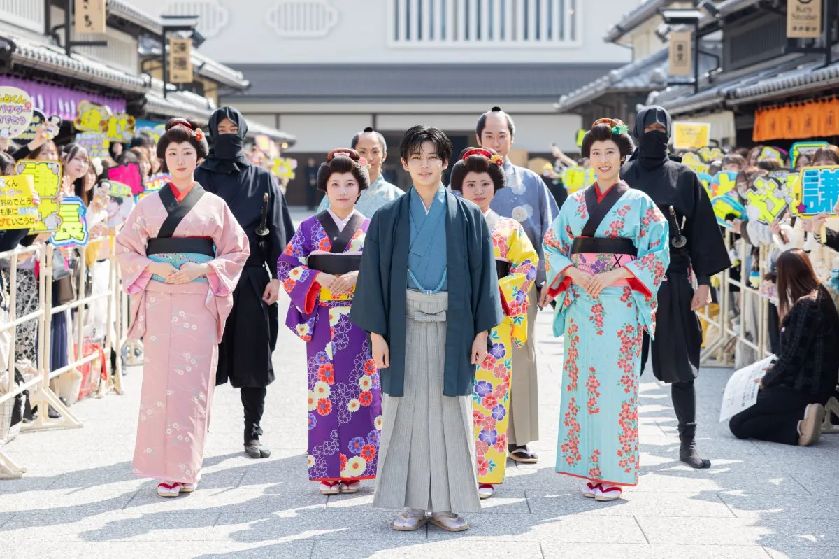 なにわ男子・長尾謙杜“太秦サポーター”に就任「いつかメンバーとも一緒に訪れたい」　1200人の観客を前に笑顔で練り歩き