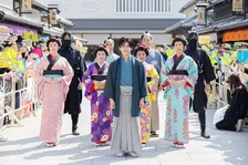 なにわ男子・長尾謙杜“太秦サポーター”に就任「いつかメンバーとも一緒に訪れたい」　1200人の観客を前に笑顔で練り歩き