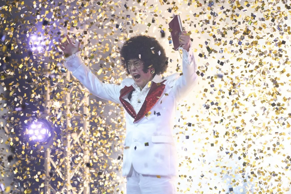 唐沢寿明がアフロの司会者役を怪演　映画『ミステリー・アリーナ』狂気がにじむ場面写真解禁